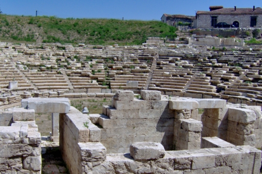 &Lambda;ά&rho;&iota;&sigma;&alpha;: &Tau;&alpha; &alpha;&rho;&chi;&alpha;ί&alpha; &theta;έ&alpha;&tau;&rho;&alpha;