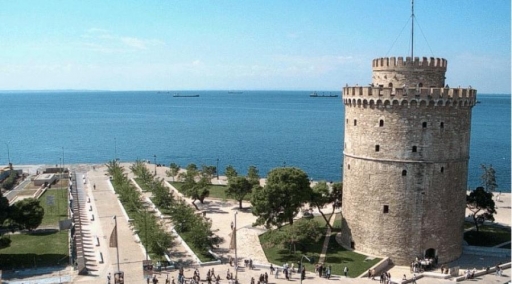 &Lambda;&epsilon;&upsilon;&kappa;ό&sigmaf; &Pi;ύ&rho;&gamma;&omicron;&sigmaf;: &Tau;&omicron; έ&mu;&beta;&lambda;&eta;&mu;&alpha; &tau;&eta;&sigmaf; &Theta;&epsilon;&sigma;&sigma;&alpha;&lambda;&omicron;&nu;ί&kappa;&eta;&sigmaf;